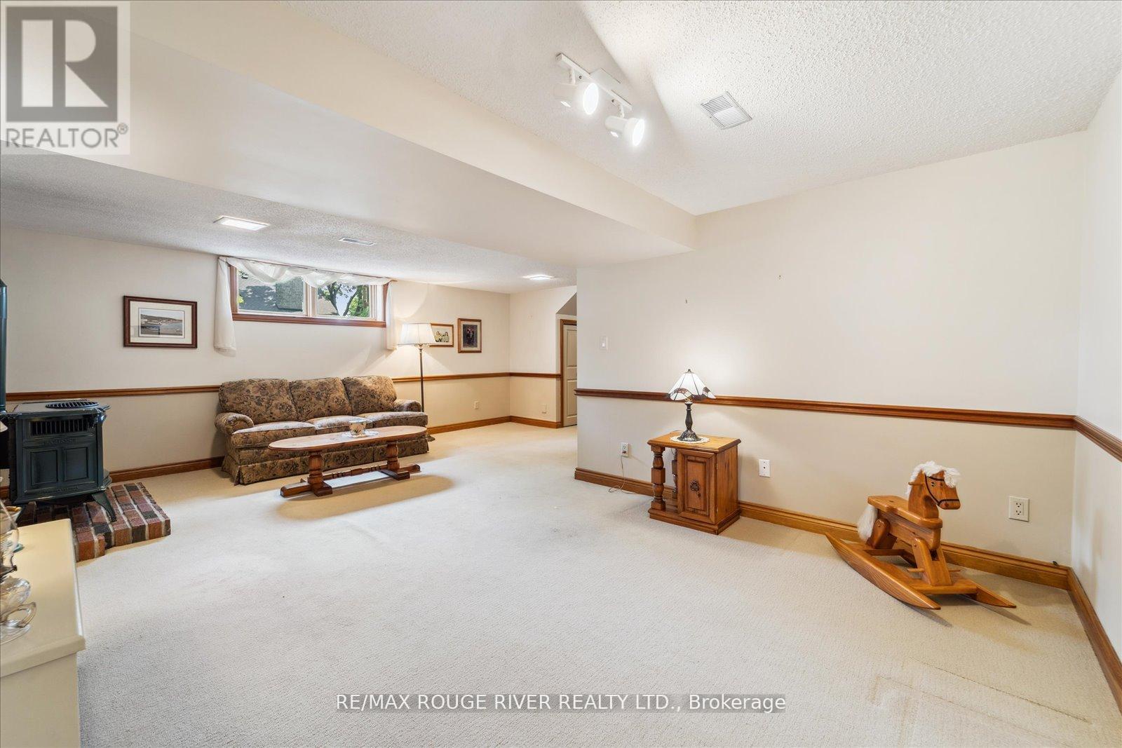 Photo 28 of 15 Westwood Drive, Whitby ON