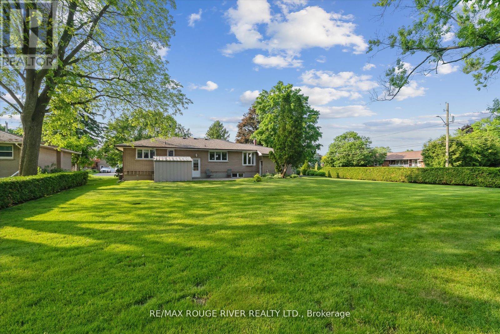 Photo 33 of 15 Westwood Drive, Whitby ON
