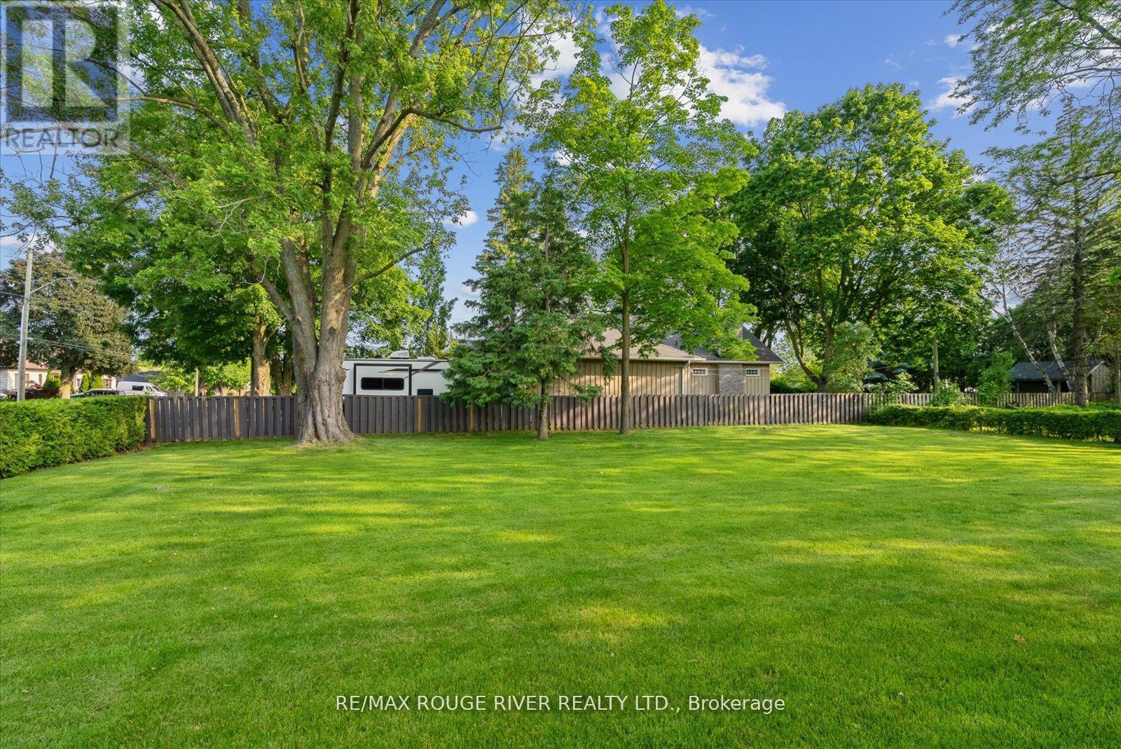 Photo 35 of 15 Westwood Drive, Whitby ON