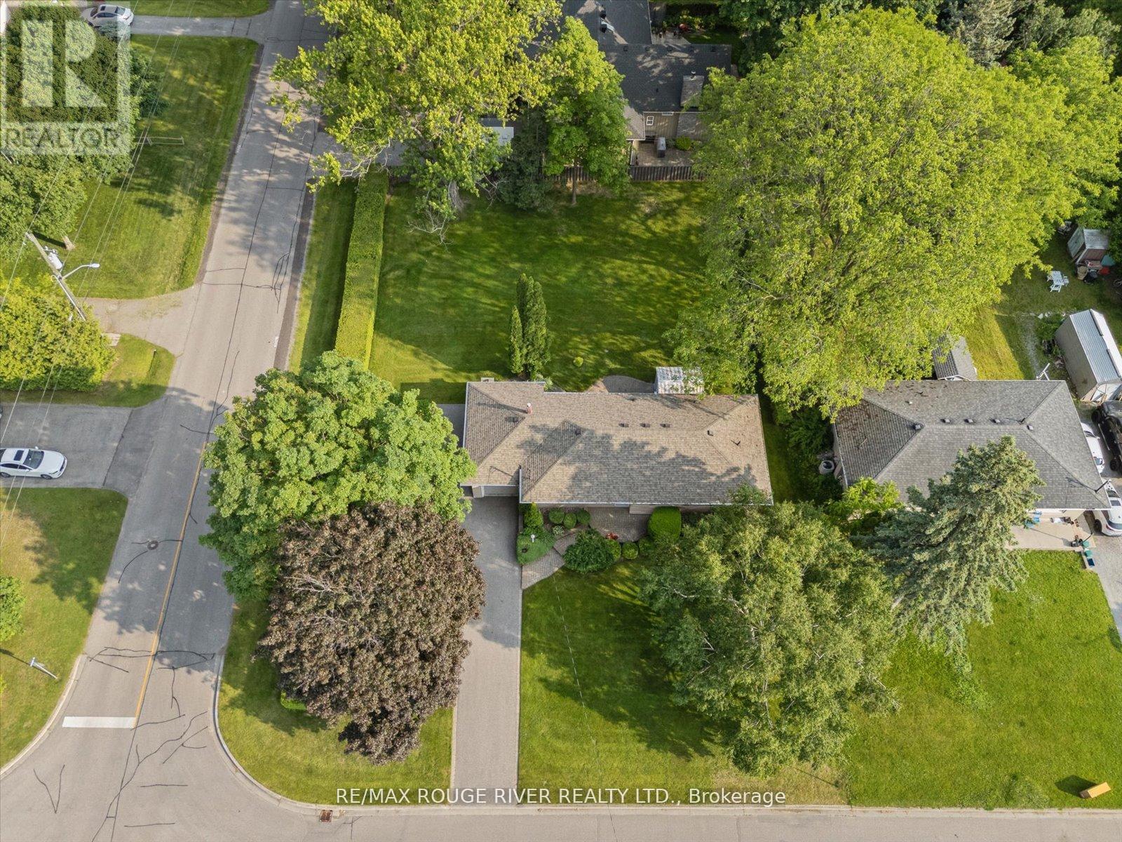 Photo 37 of 15 Westwood Drive, Whitby ON