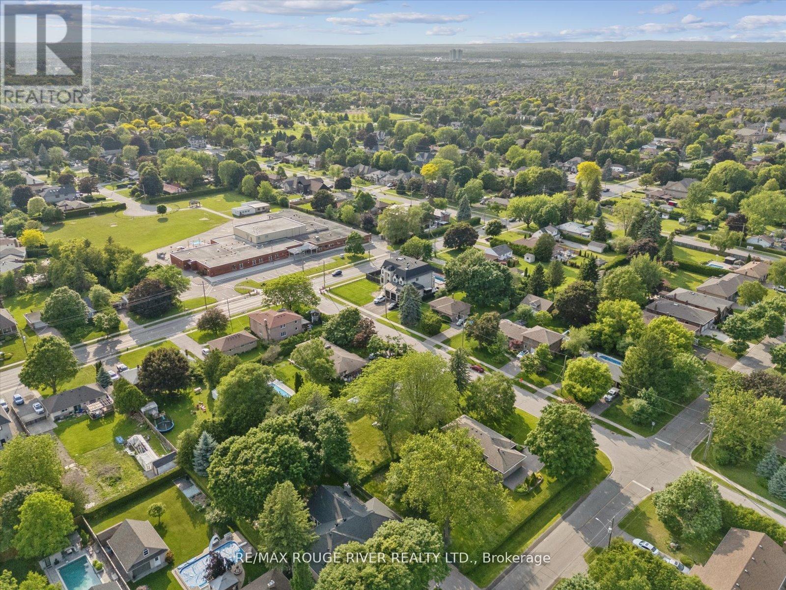 Photo 39 of 15 Westwood Drive, Whitby ON