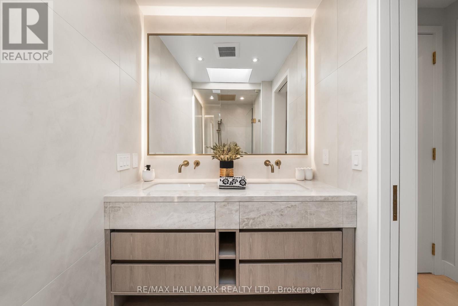 Photo 25 of 16 A Kenrae Road, Toronto ON