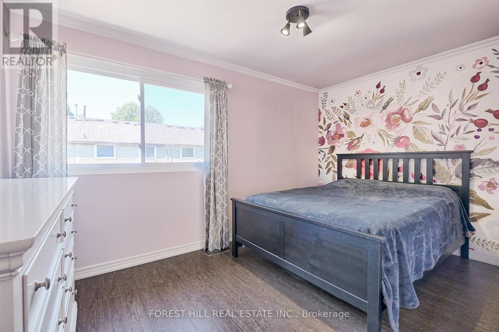 Photo 10 of 17 Rushmore Crescent, Brampton ON