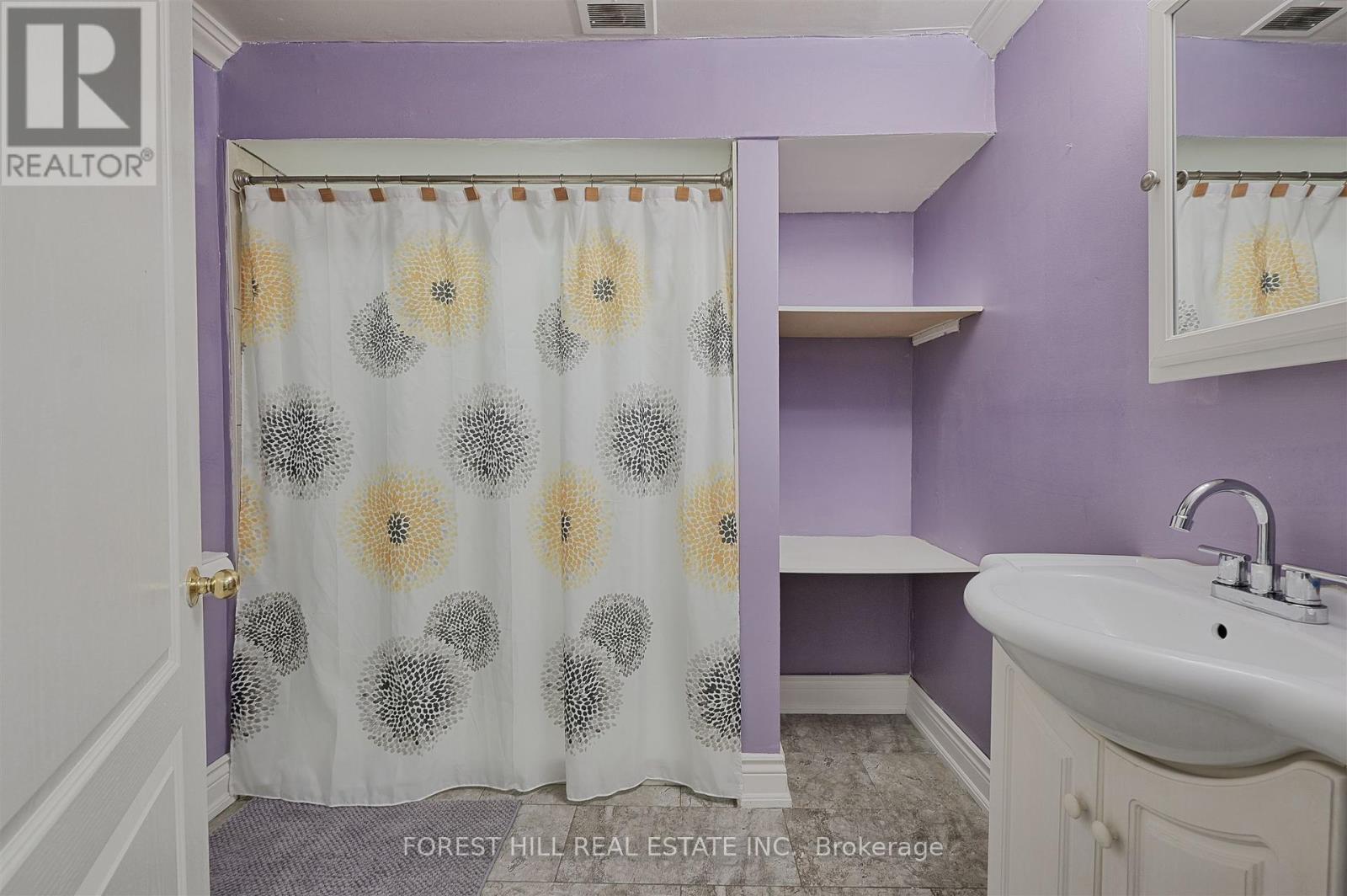 Photo 4 of 17 Rushmore Crescent, Brampton ON