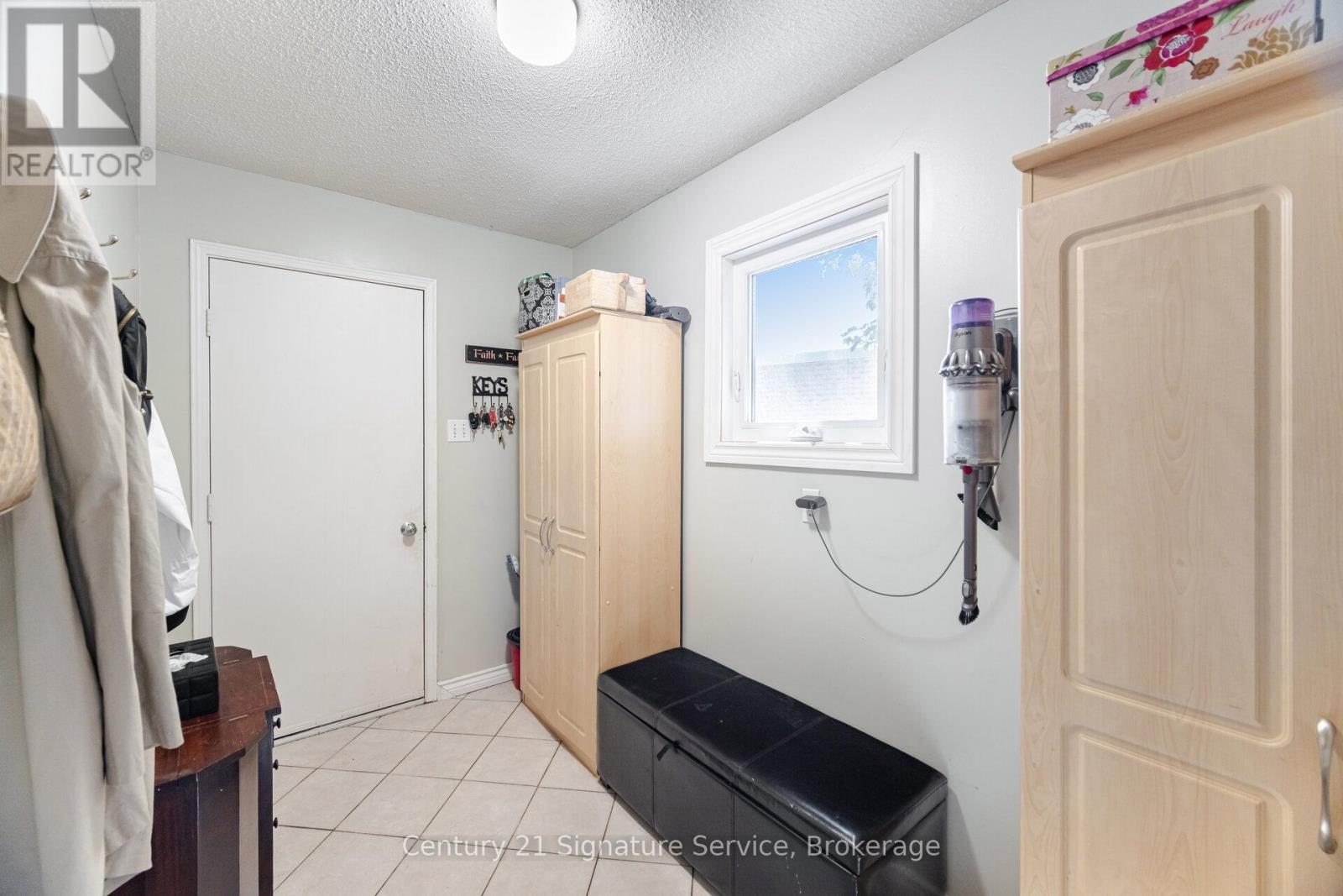 Photo 8 of 5955 Ladyburn Crescent, Mississauga ON