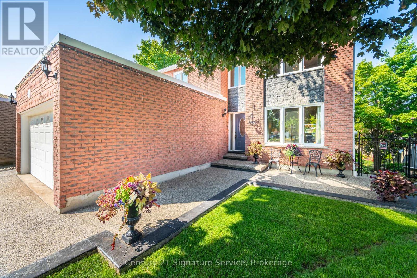 Photo 11 of 5955 Ladyburn Crescent, Mississauga ON