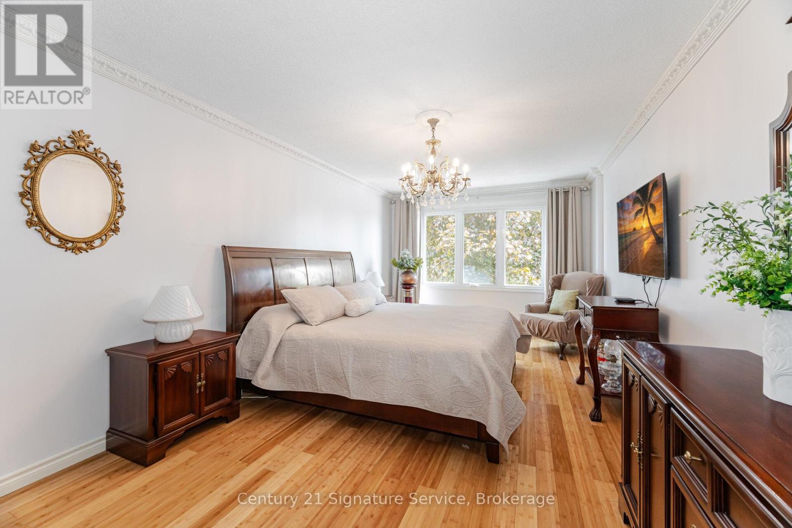 Photo 9 of 5955 Ladyburn Crescent, Mississauga ON