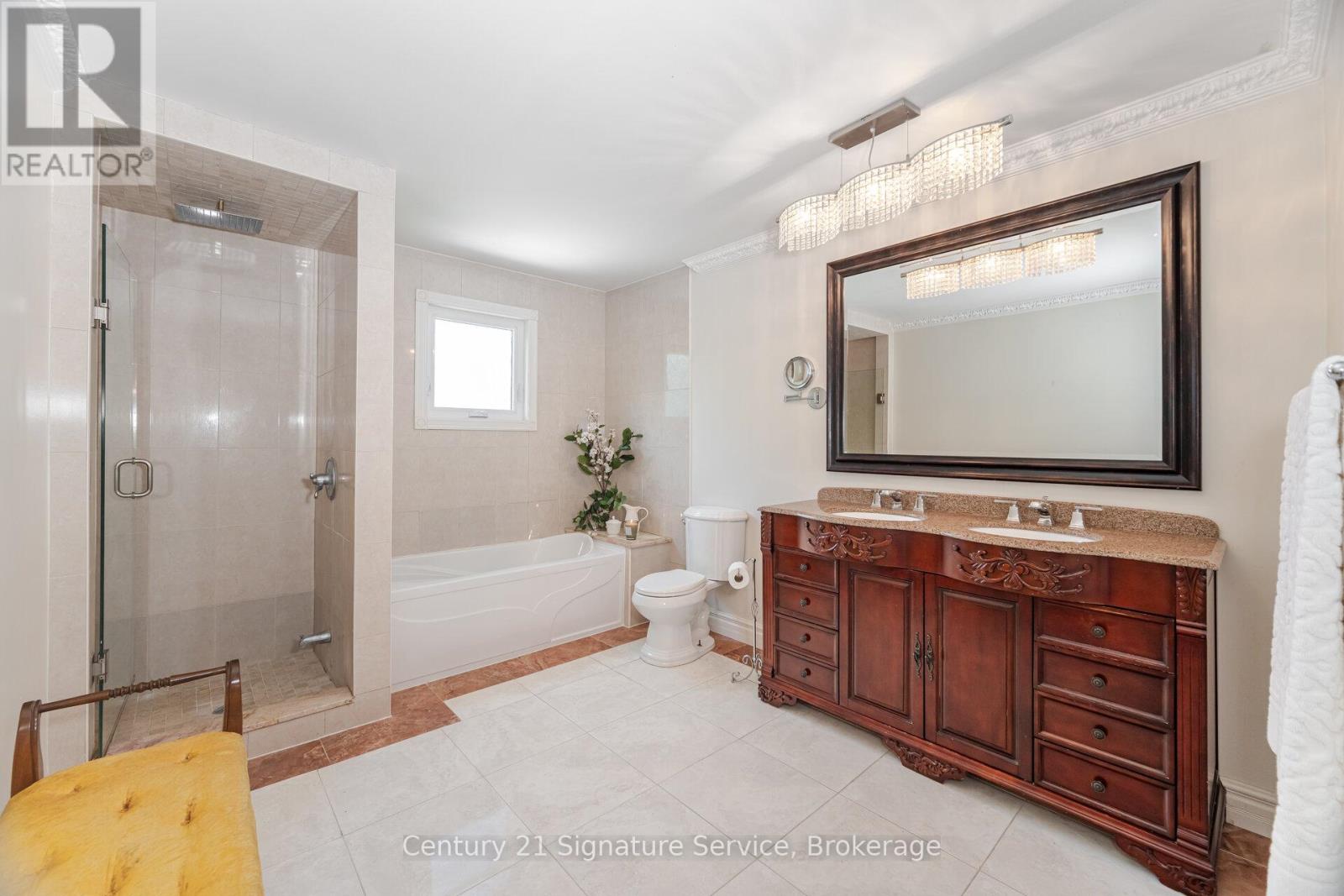 Photo 4 of 5955 Ladyburn Crescent, Mississauga ON