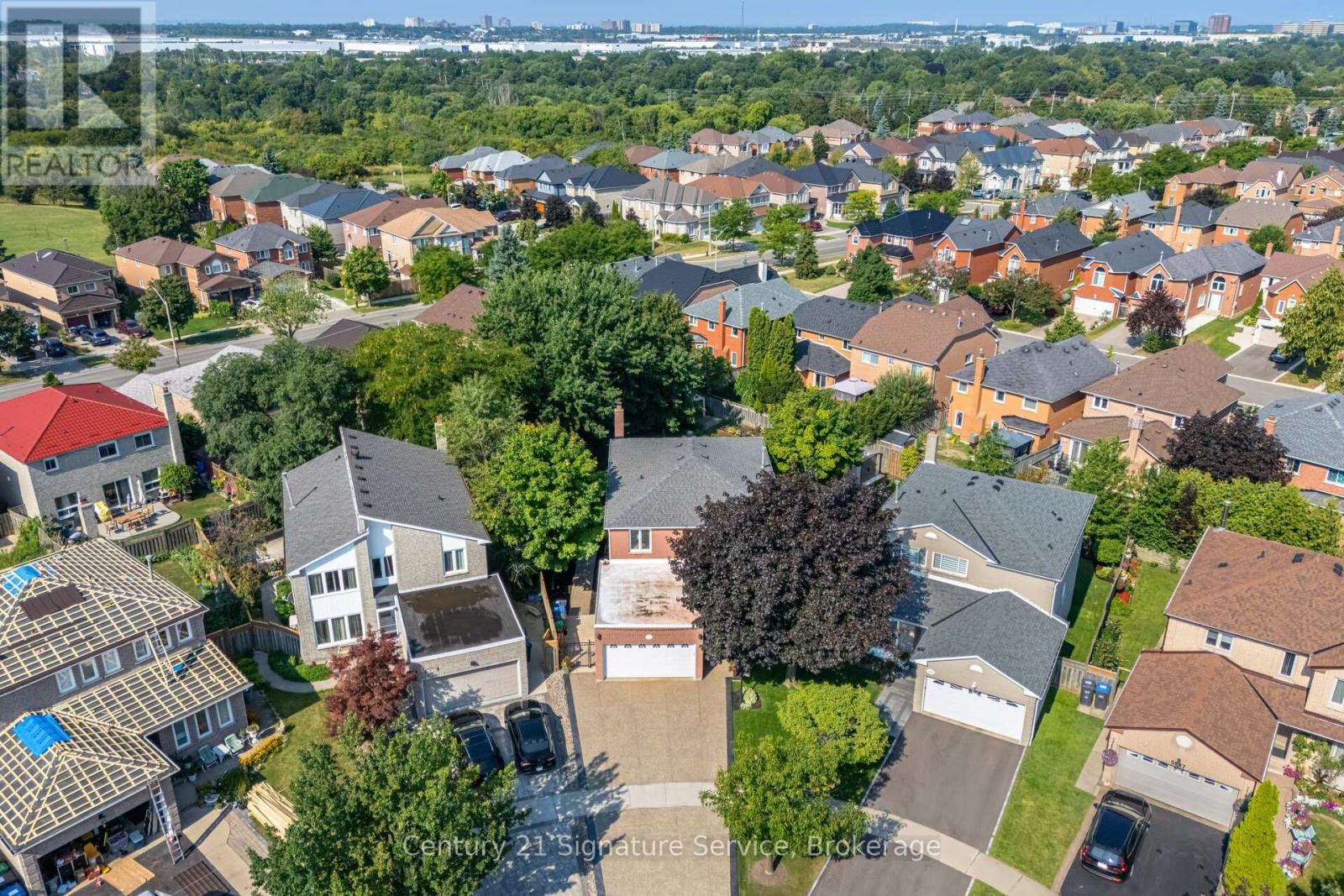 Photo 5 of 5955 Ladyburn Crescent, Mississauga ON