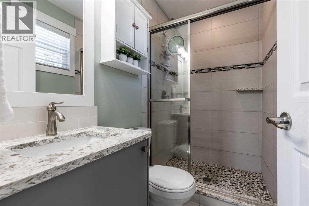Single Family House 4 Level for Sale in  Violet Court SE Connaught Medicine Hat 
