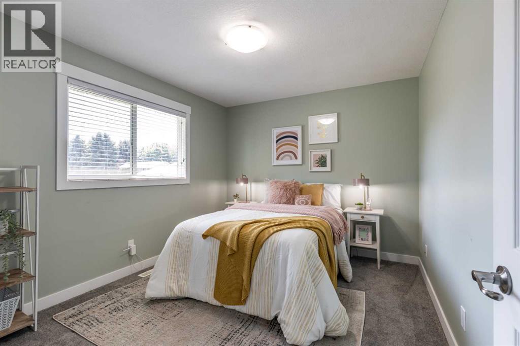 Single Family House 4 Level for Sale in  Violet Court SE Connaught Medicine Hat 