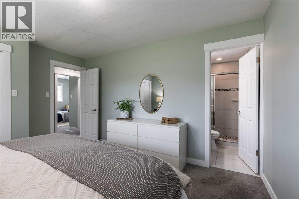 Single Family House 4 Level for Sale in  Violet Court SE Connaught Medicine Hat 