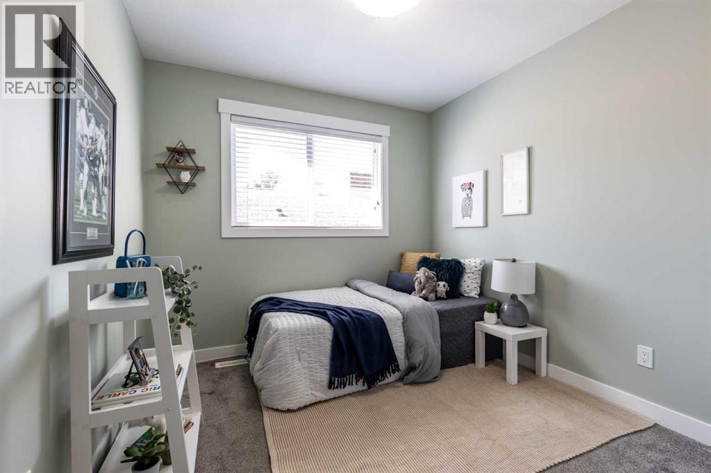 Single Family House 4 Level for Sale in  Violet Court SE Connaught Medicine Hat 