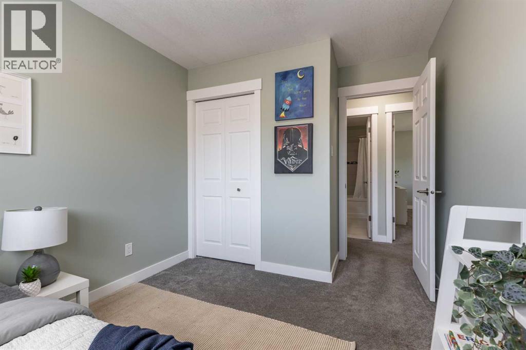 Single Family House 4 Level for Sale in  Violet Court SE Connaught Medicine Hat 