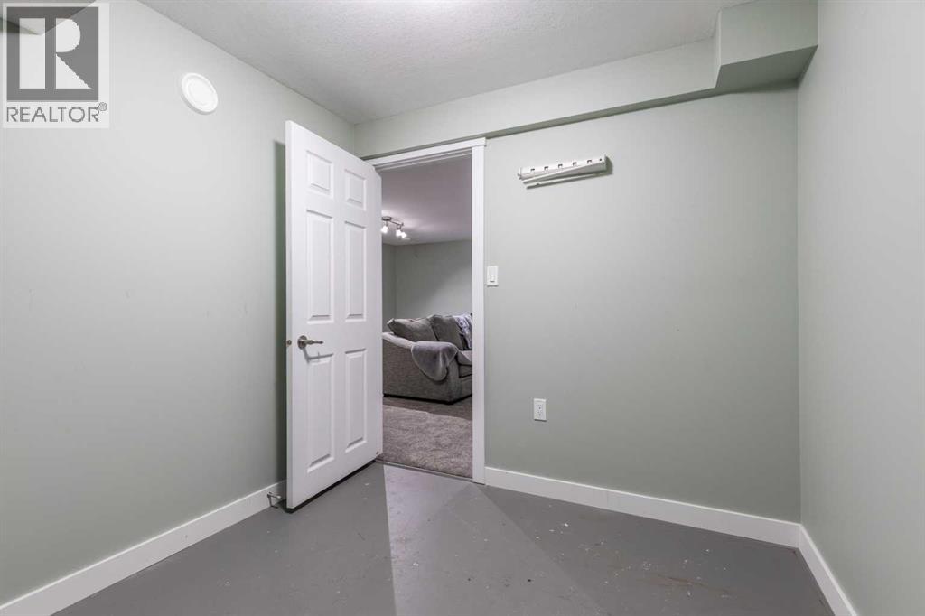 Single Family House 4 Level for Sale in  Violet Court SE Connaught Medicine Hat 