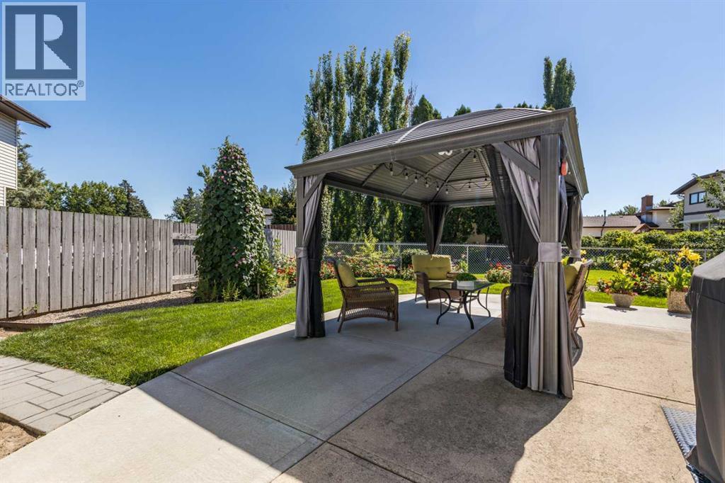 Single Family House 4 Level for Sale in  Violet Court SE Connaught Medicine Hat 