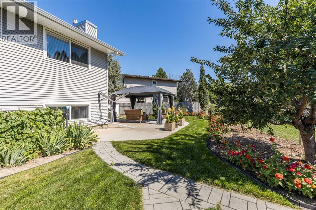Single Family House 4 Level for Sale in  Violet Court SE Connaught Medicine Hat 