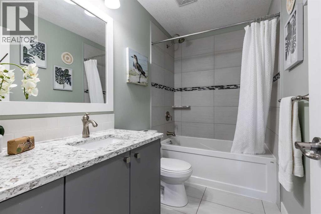 Single Family House 4 Level for Sale in  Violet Court SE Connaught Medicine Hat 