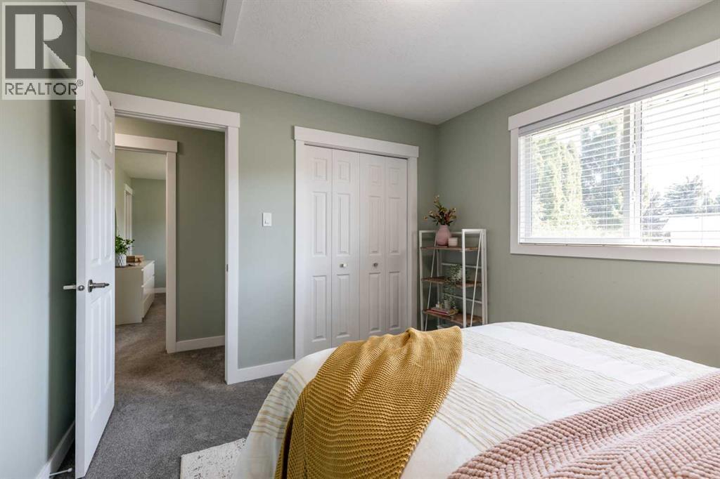 Single Family House 4 Level for Sale in  Violet Court SE Connaught Medicine Hat 