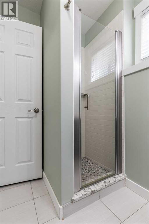 Single Family House 4 Level for Sale in  Violet Court SE Connaught Medicine Hat 