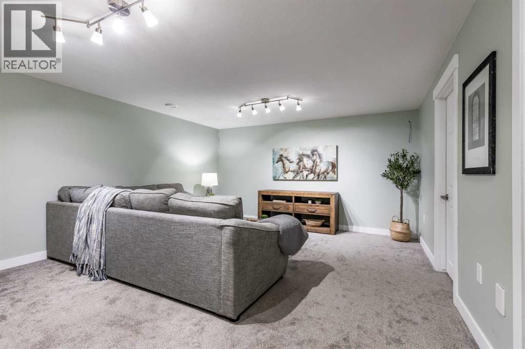 Single Family House 4 Level for Sale in  Violet Court SE Connaught Medicine Hat 