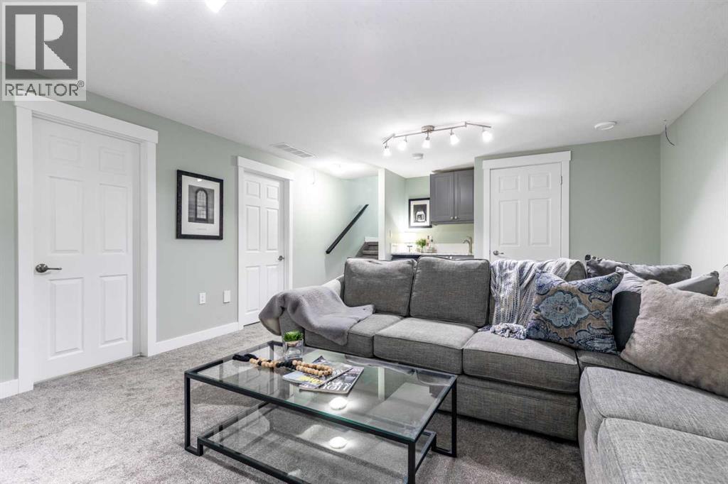 Single Family House 4 Level for Sale in  Violet Court SE Connaught Medicine Hat 