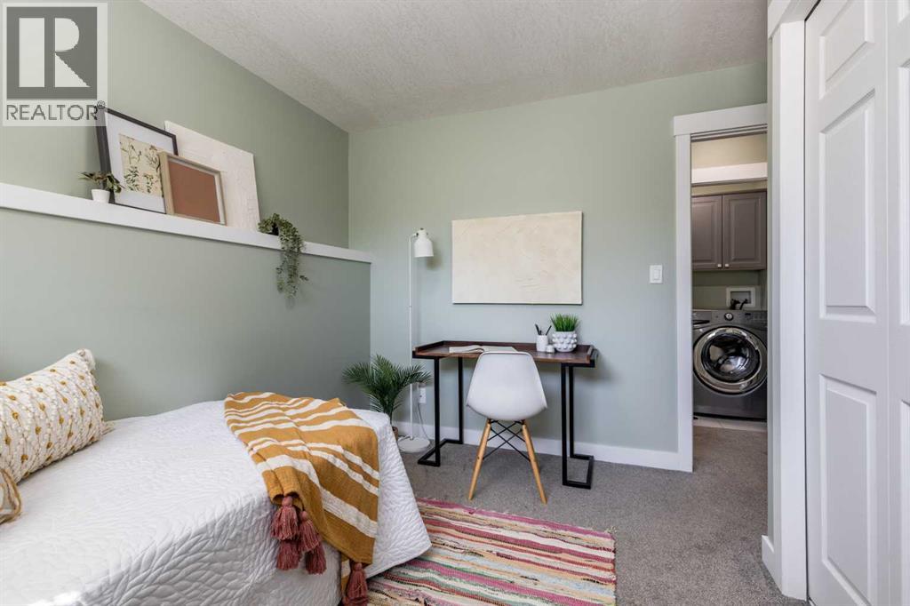 Single Family House 4 Level for Sale in  Violet Court SE Connaught Medicine Hat 