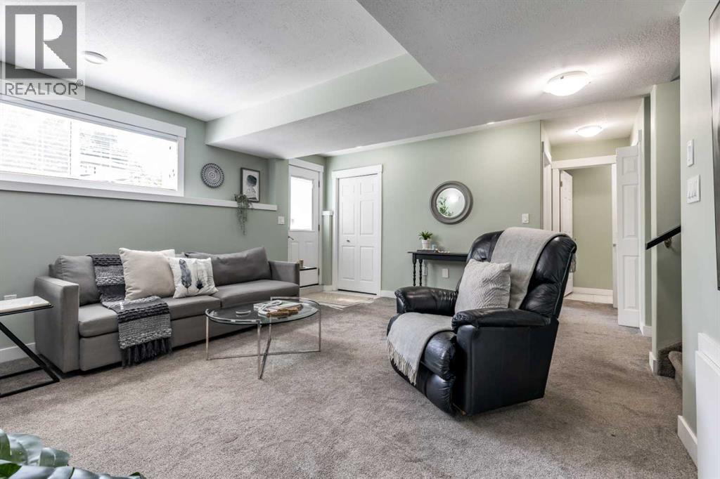 Single Family House 4 Level for Sale in  Violet Court SE Connaught Medicine Hat 