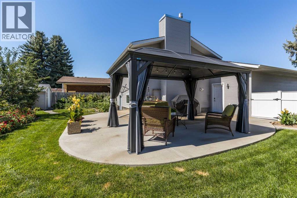 Single Family House 4 Level for Sale in  Violet Court SE Connaught Medicine Hat 
