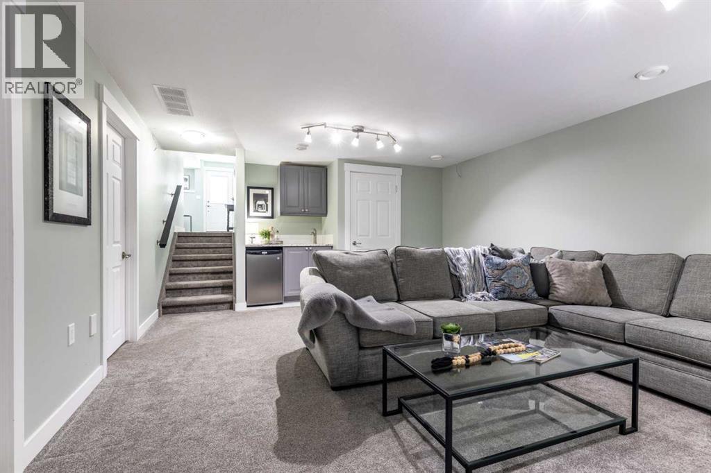Single Family House 4 Level for Sale in  Violet Court SE Connaught Medicine Hat 