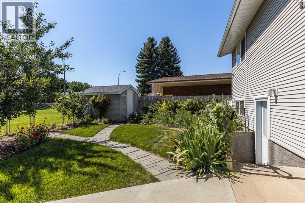 Single Family House 4 Level for Sale in  Violet Court SE Connaught Medicine Hat 