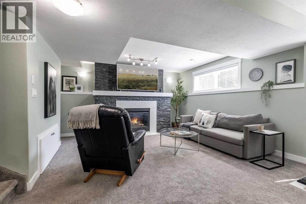 Single Family House 4 Level for Sale in  Violet Court SE Connaught Medicine Hat 