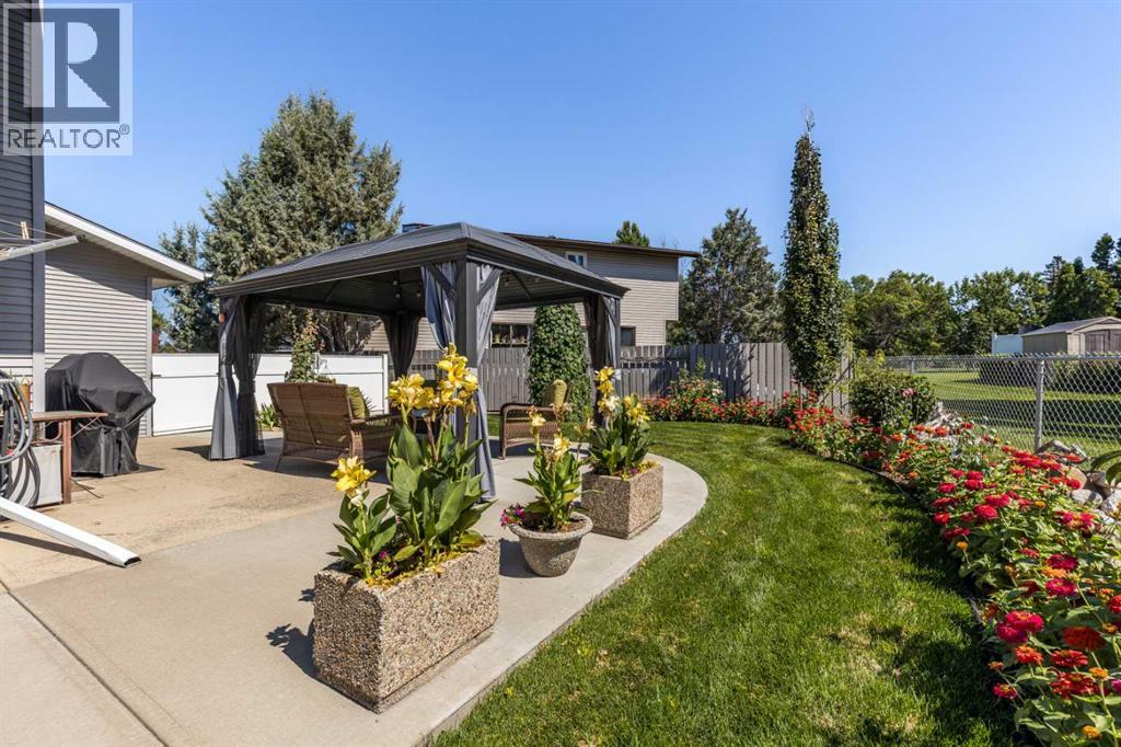 Single Family House 4 Level for Sale in  Violet Court SE Connaught Medicine Hat 