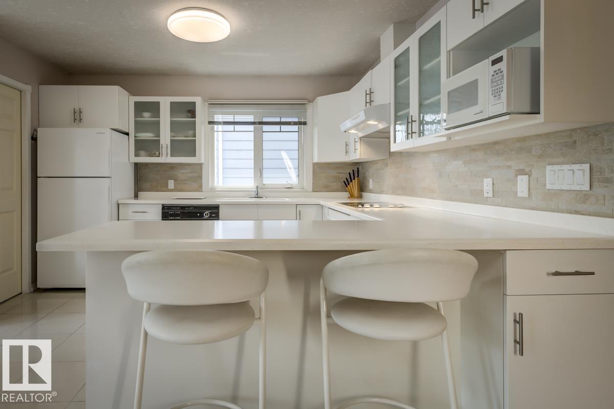 Photo 1 of 9437 144 St Nw, Edmonton AB