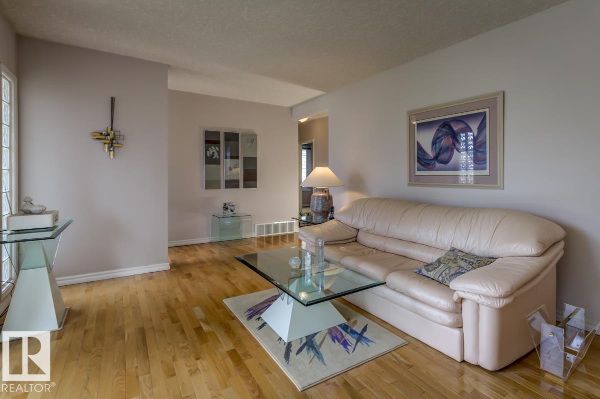 Photo 10 of 9437 144 St Nw, Edmonton AB
