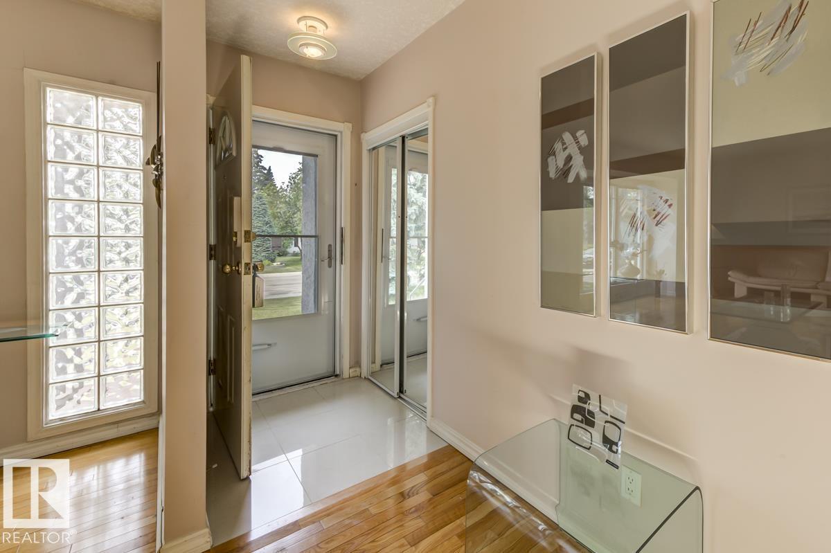 Photo 3 of 9437 144 St Nw, Edmonton AB