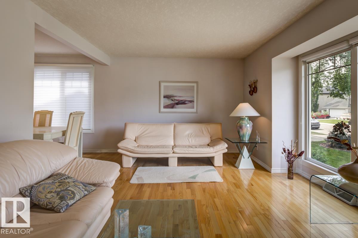 Photo 7 of 9437 144 St Nw, Edmonton AB