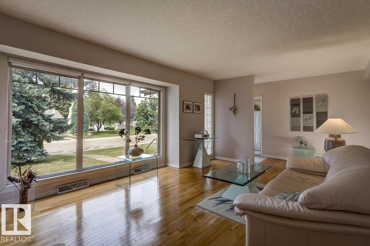 Photo 8 of 9437 144 St Nw, Edmonton AB
