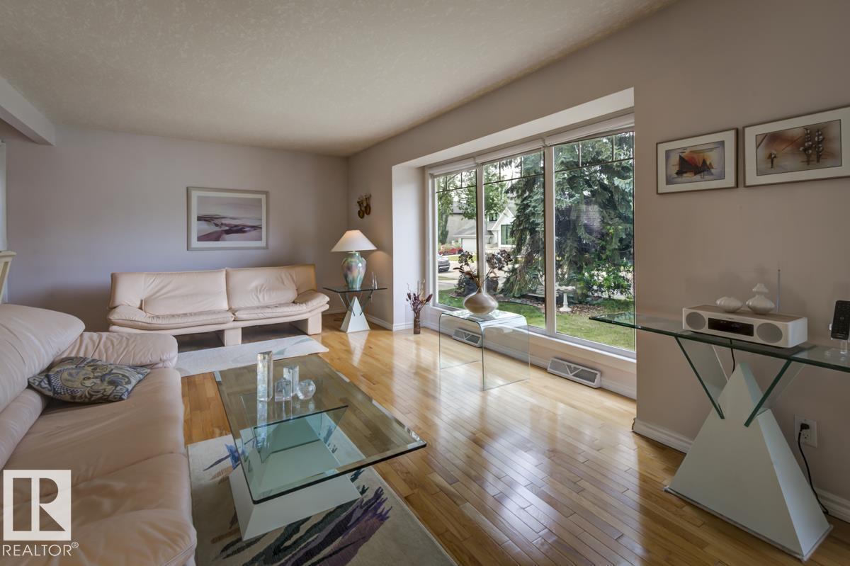 Photo 5 of 9437 144 St Nw, Edmonton AB