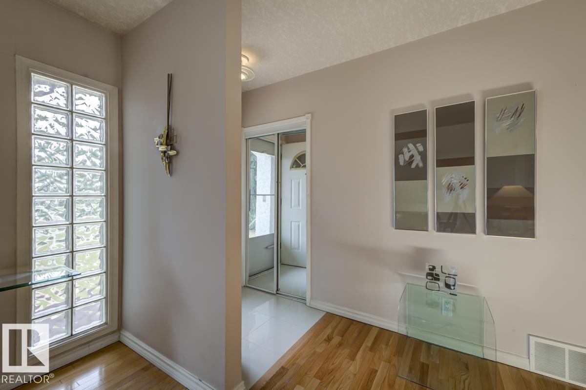 Photo 4 of 9437 144 St Nw, Edmonton AB