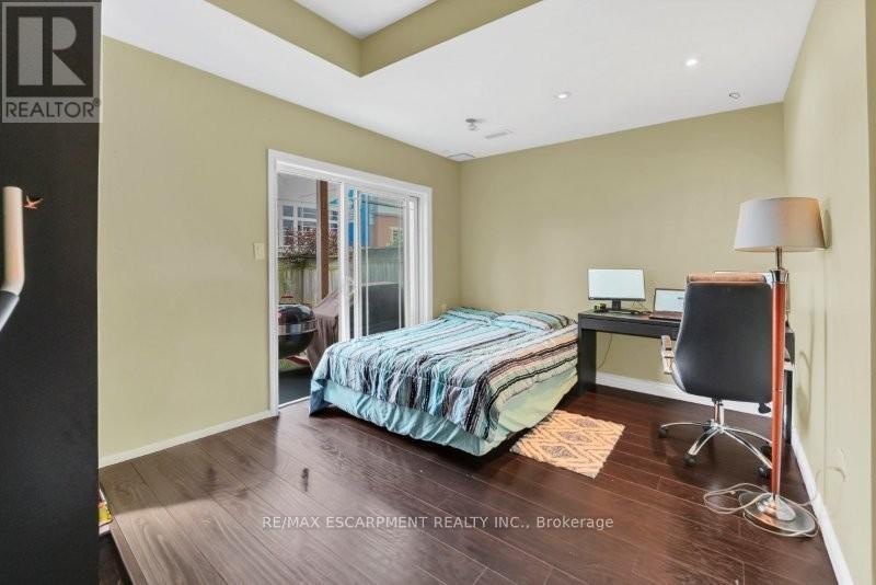 Photo 10 of 15 Hemlock Way, Grimsby ON
