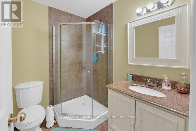Photo 11 of 15 Hemlock Way, Grimsby ON