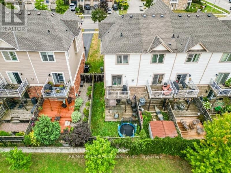 Photo 12 of 15 Hemlock Way, Grimsby ON