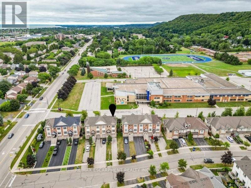 Photo 14 of 15 Hemlock Way, Grimsby ON