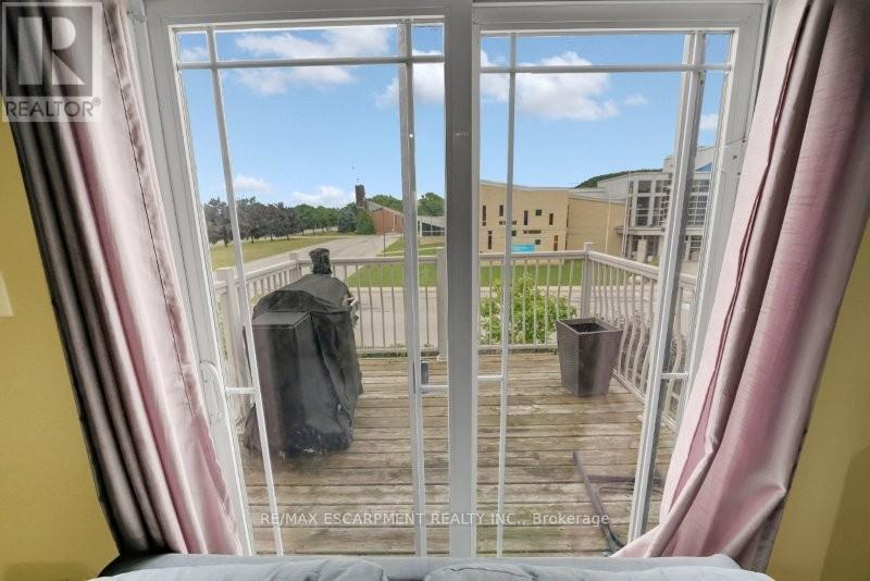 Photo 5 of 15 Hemlock Way, Grimsby ON