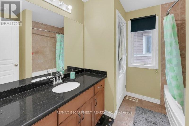 Photo 9 of 15 Hemlock Way, Grimsby ON