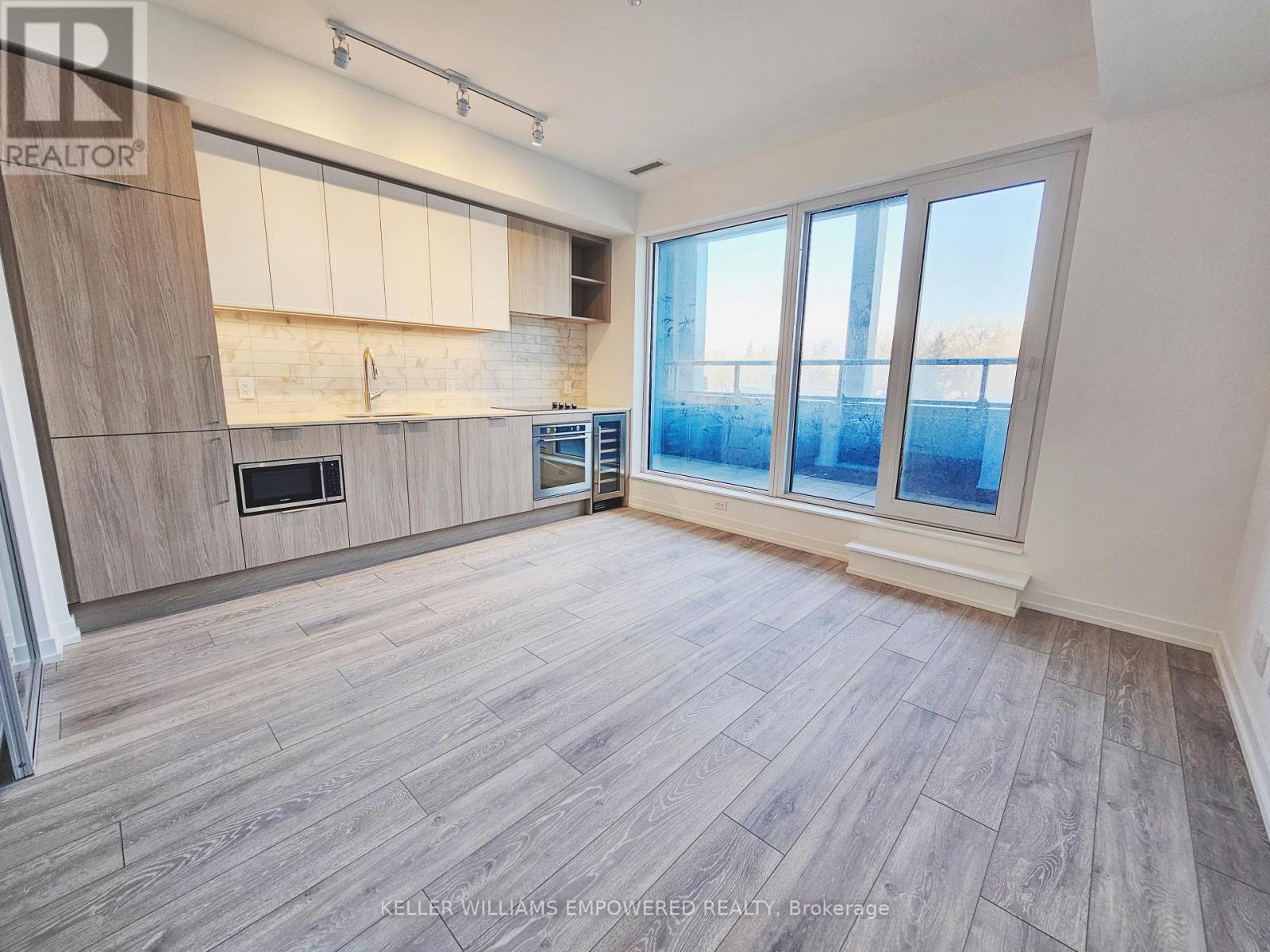 Photo 4 of 623 2020 Bathurst Street, Toronto ON