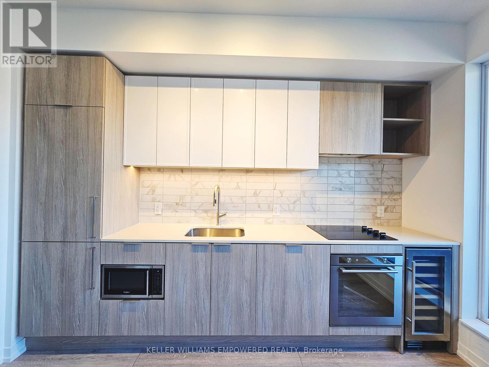 Photo 7 of 623 2020 Bathurst Street, Toronto ON