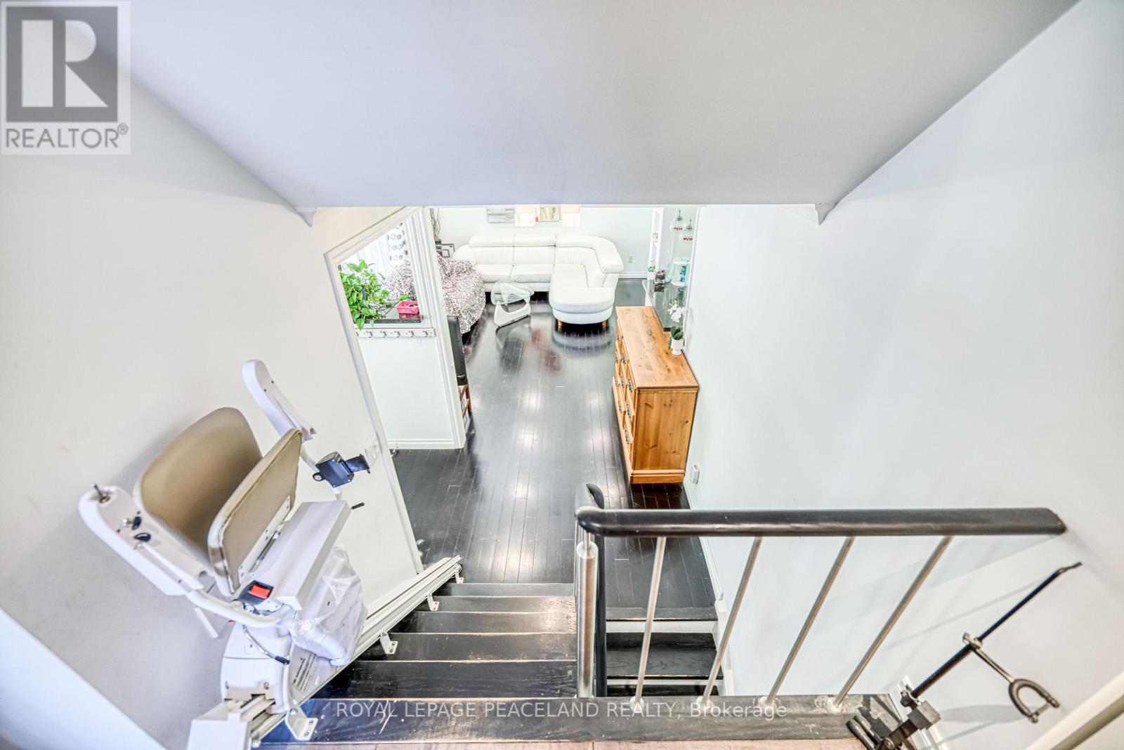 Photo 3 of 17 Willowgate Drive, Markham ON