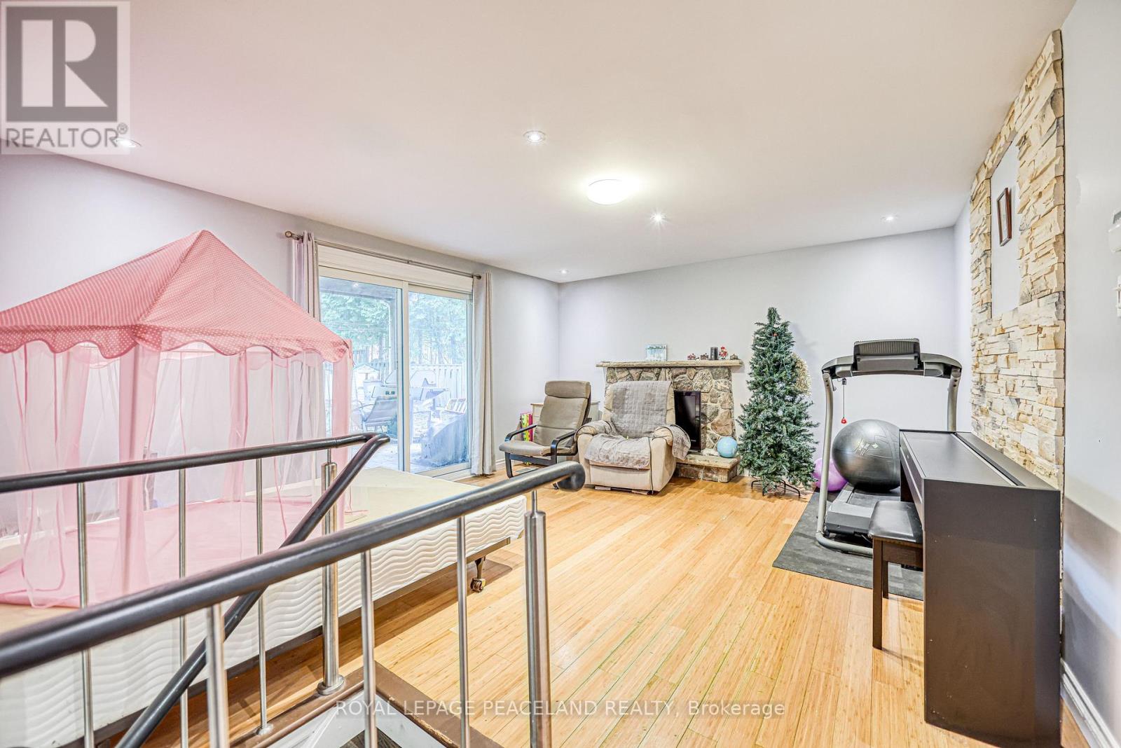 Photo 14 of 17 Willowgate Drive, Markham ON